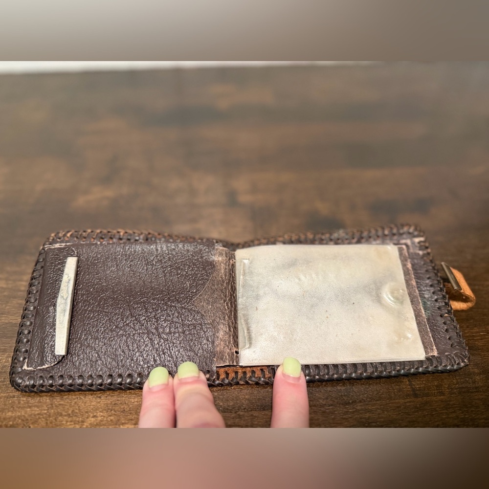 Vintage men’s leather wallet billfold. Bifold wallet. Embossed leather. Dogwood - Picture 4 of 7